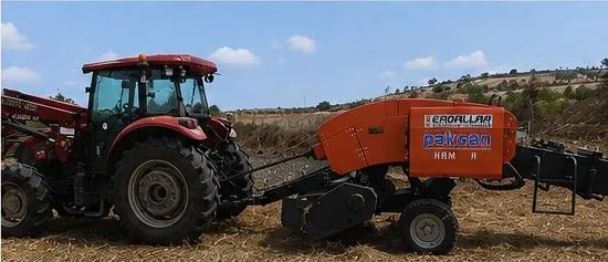 Kooperatifin traktörü ve balya makinesi tarlada