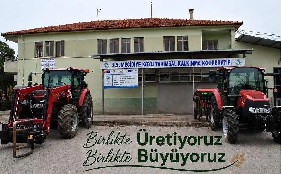 S.S. Mecidiye Köyü Tarımsal Kalkınma Kooperatifi binası önünde kooperatifin traktörleri